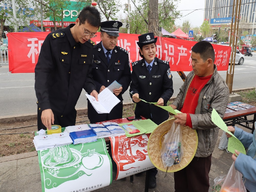 4月20日,和硕县公安局民警向群众讲解知识产权相关法律法规.jpg