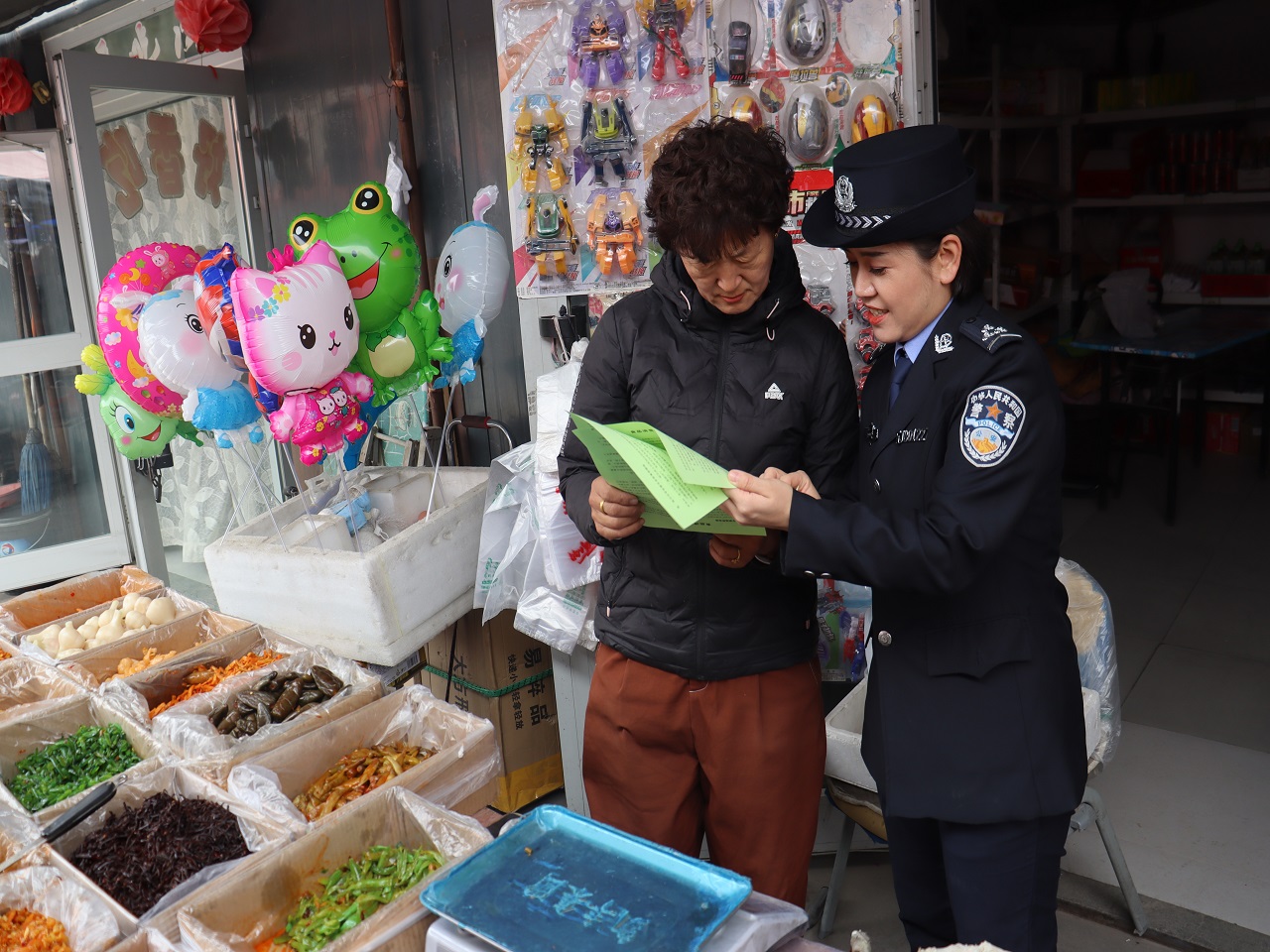 4月20日,和硕县公安局民警向商户讲解专利、商标,著作权等知识产权的申请、保护及维权途径.jpg
